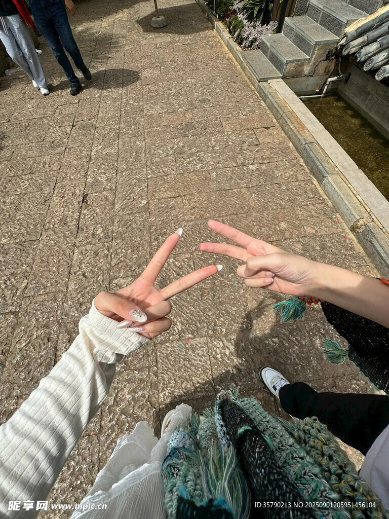 兩人比耶互動瞬間