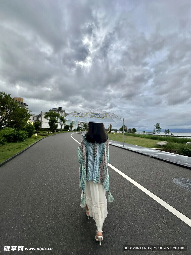 女子漫步于空曠公路