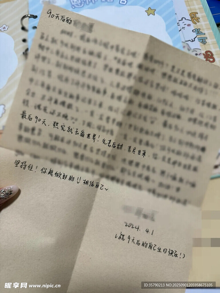 翻開的書頁展現(xiàn)文字內(nèi)容