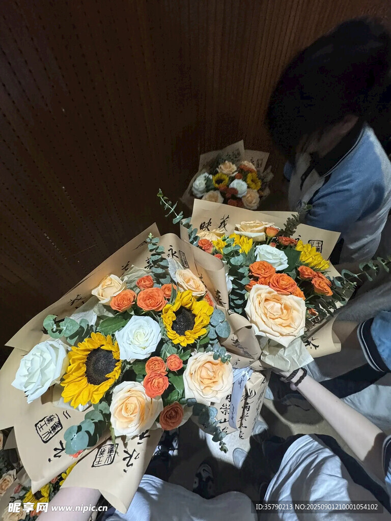 多彩花束待售