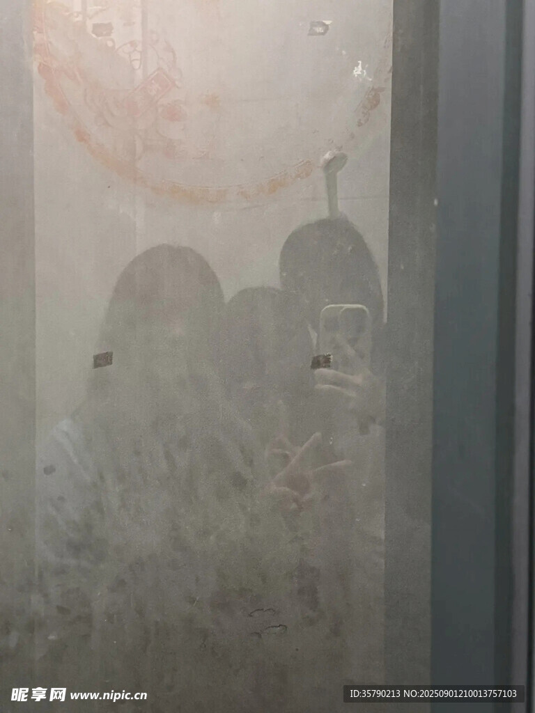 透過窗紗的模糊身影