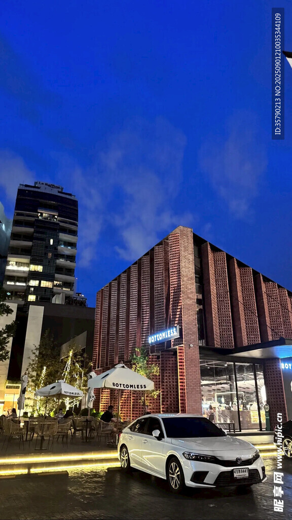 城市夜景中的時(shí)尚建筑與車(chē)輛