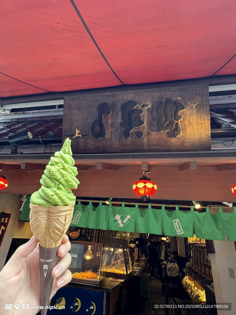 手持抹茶冰淇淋于傳統(tǒng)店鋪前