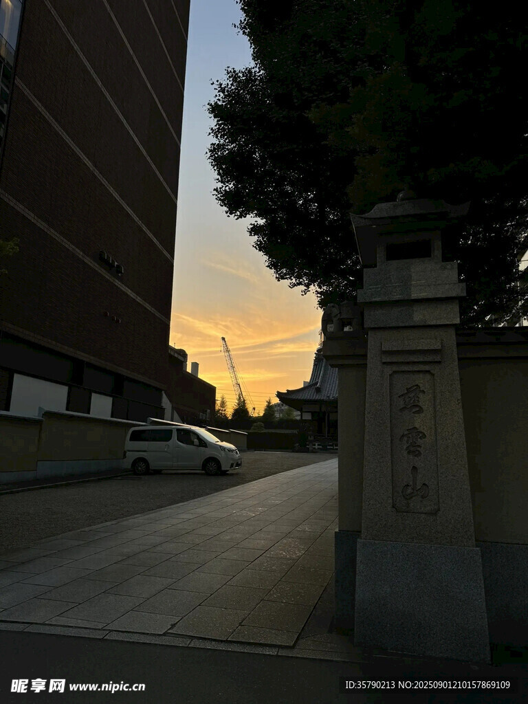 夕陽(yáng)下的街道與建筑景觀