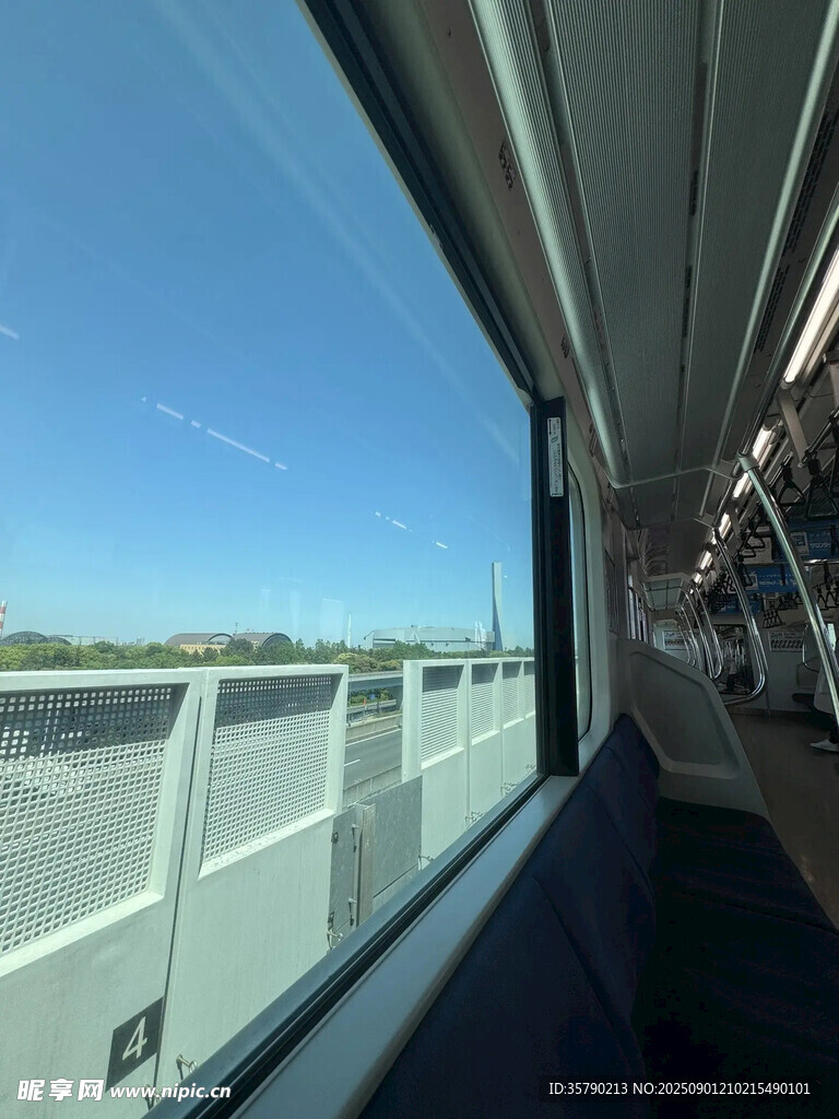 列車車窗視角的戶外風(fēng)景