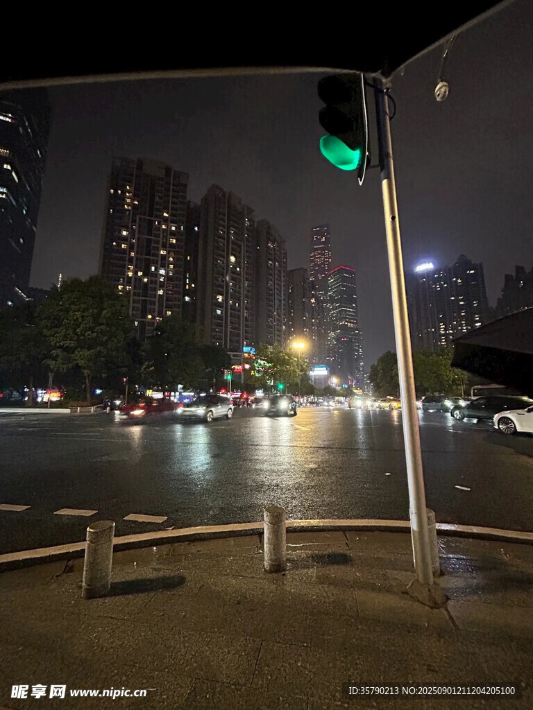 雨夜城市路口的靜謐景象