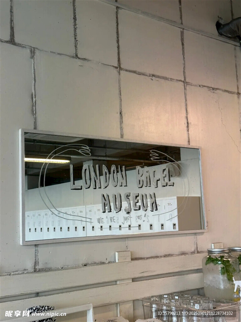 簡約酒吧裝飾架與酒杯展示