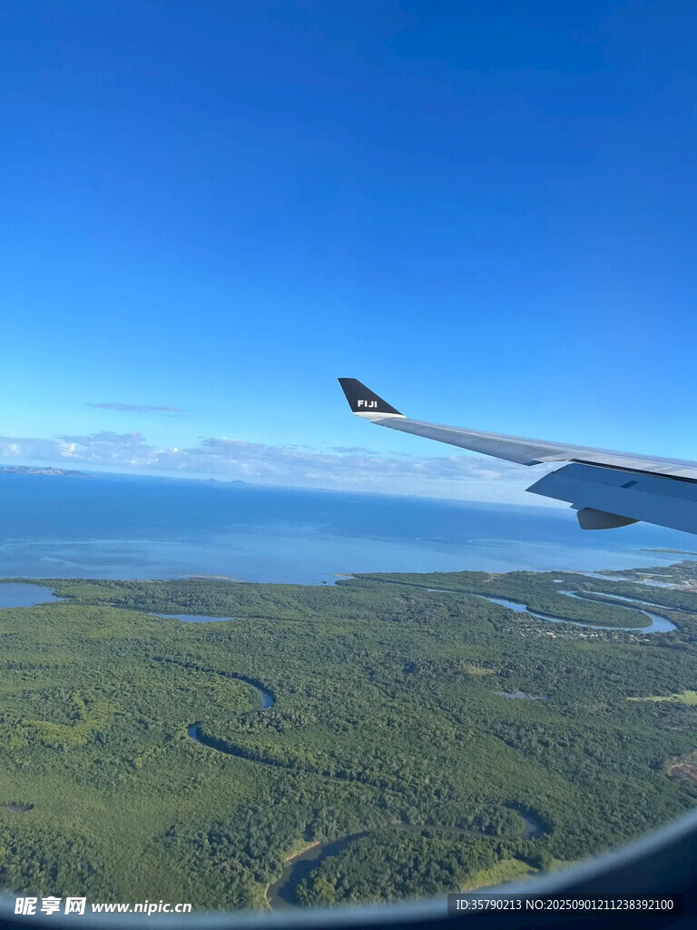 機窗外的大地與機翼美景