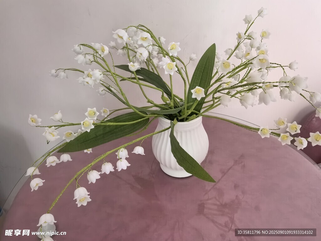 白色鈴蘭花瓶插花藝術(shù)