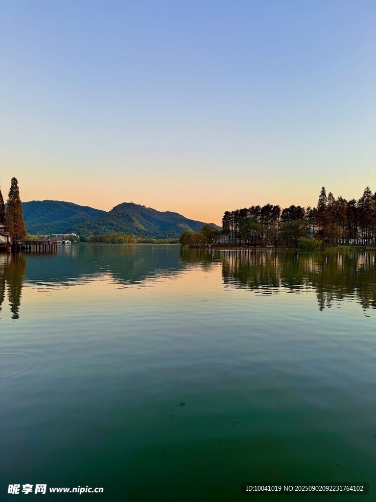 湖畔黃昏美景