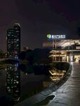 城市夜景下的河畔建筑風(fēng)光
