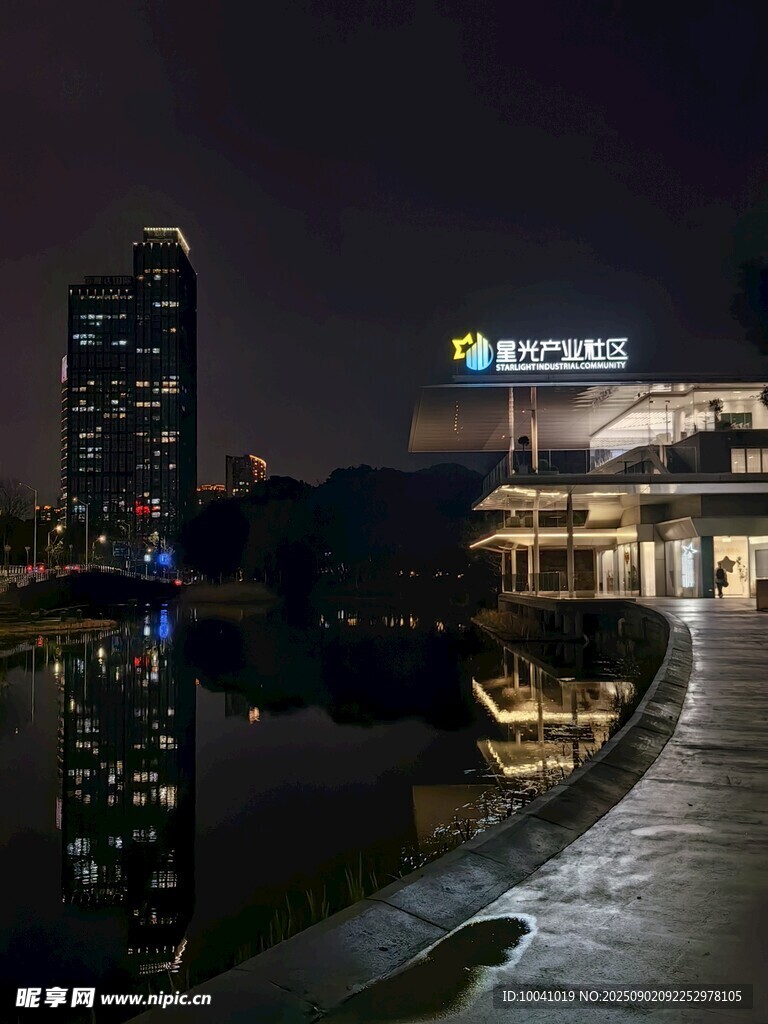 城市夜景下的河畔建筑風(fēng)光