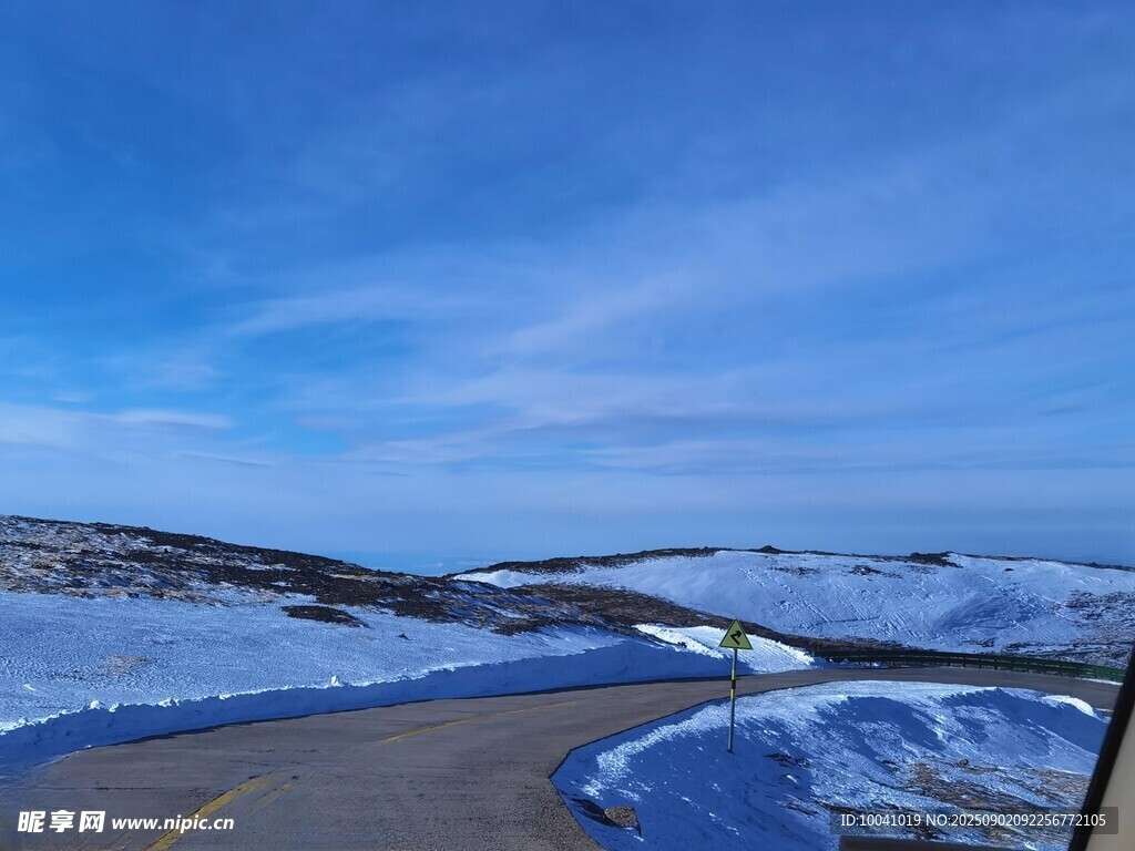 冬日雪覆公路的美麗景致