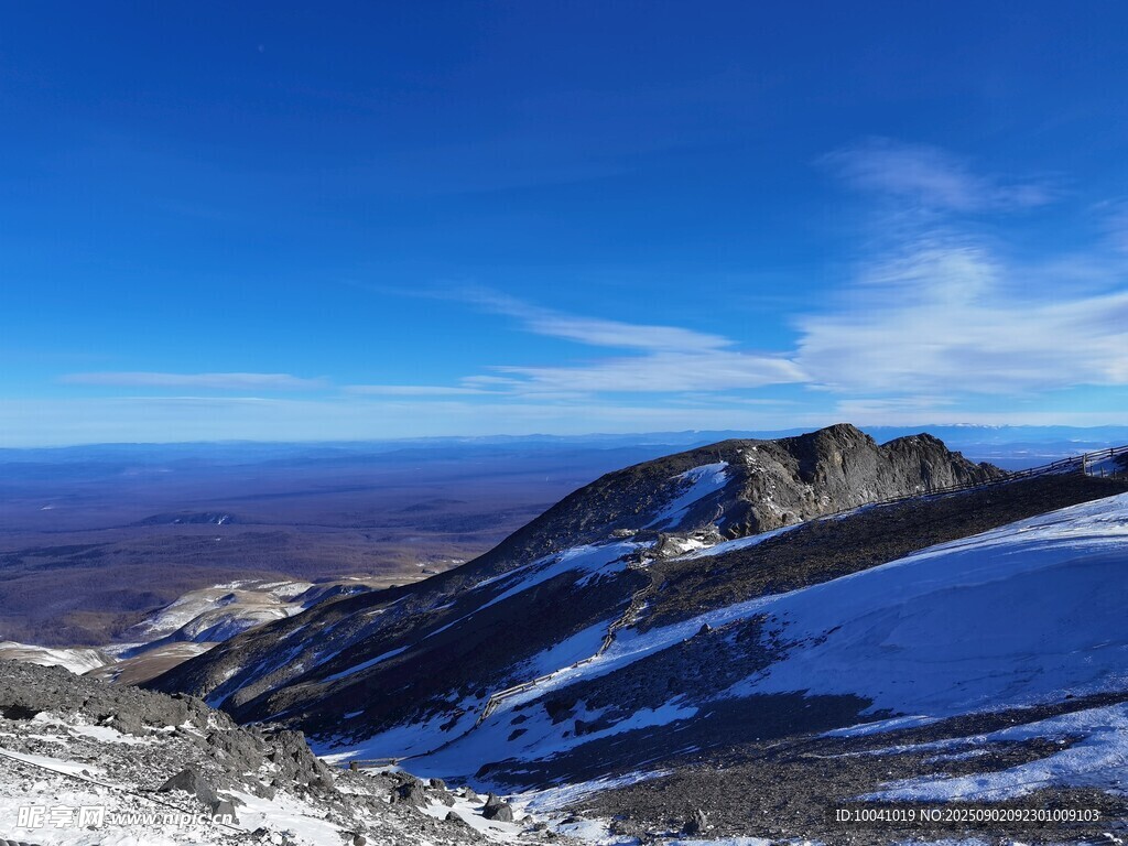 雪山藍(lán)天壯麗自然景觀