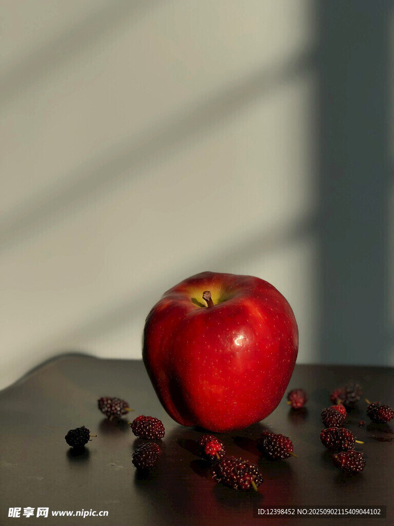 紅蘋果與散落漿果靜物圖