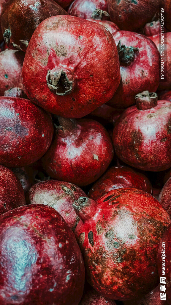 飽滿紅石榴堆疊