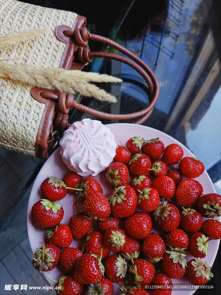 草莓與編織包的美好組合