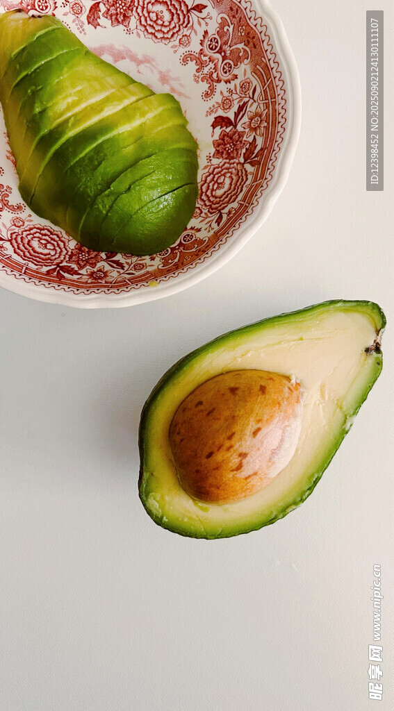 切開(kāi)的牛油果與果肉