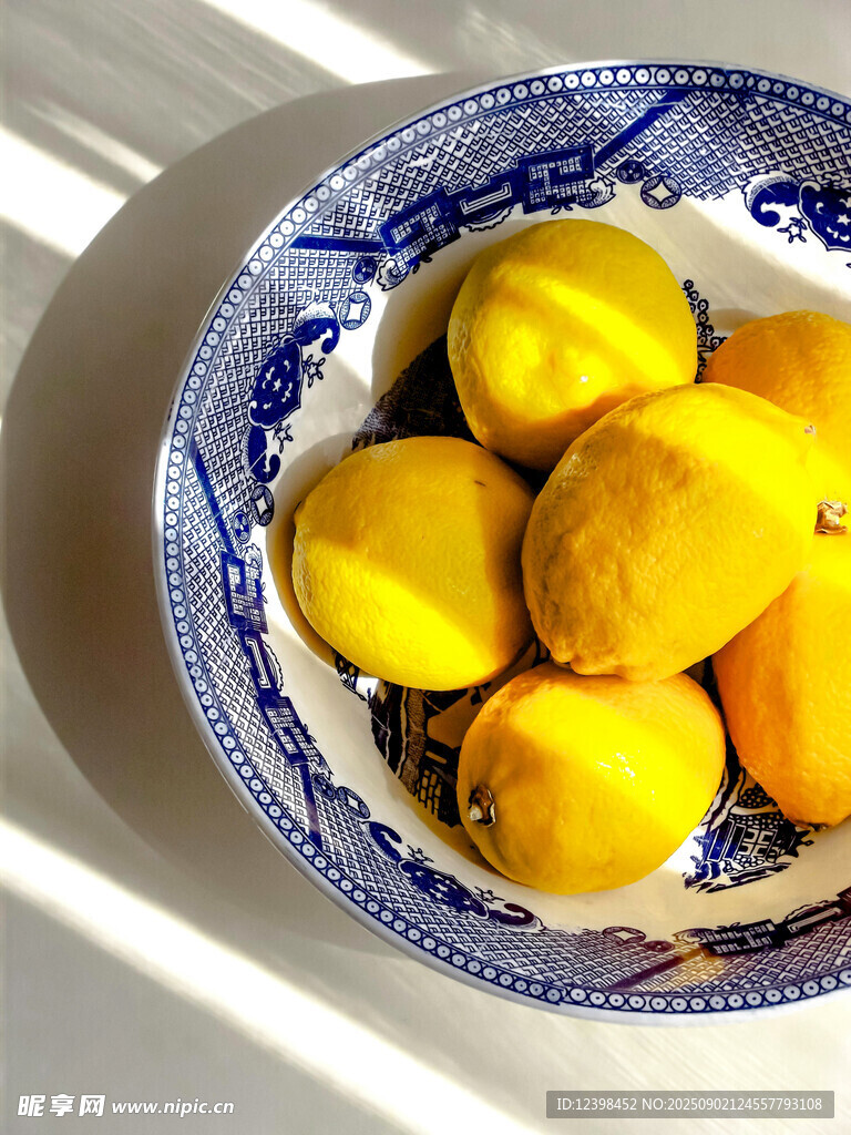 藍(lán)白瓷碗中的鮮黃檸檬
