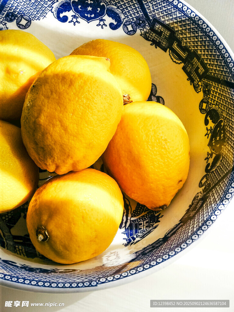 藍白碗中的鮮黃檸檬