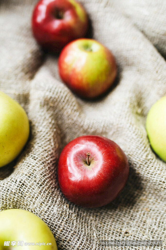 布上多彩蘋果靜物圖