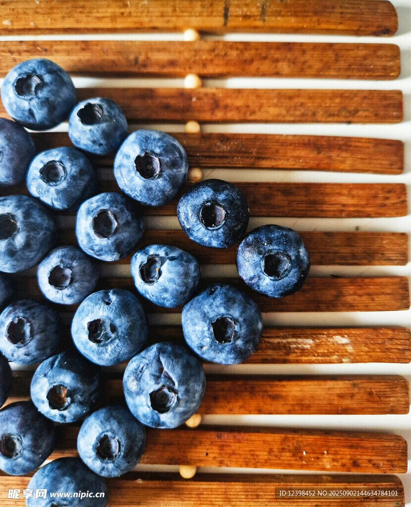 木底上的新鮮藍(lán)莓