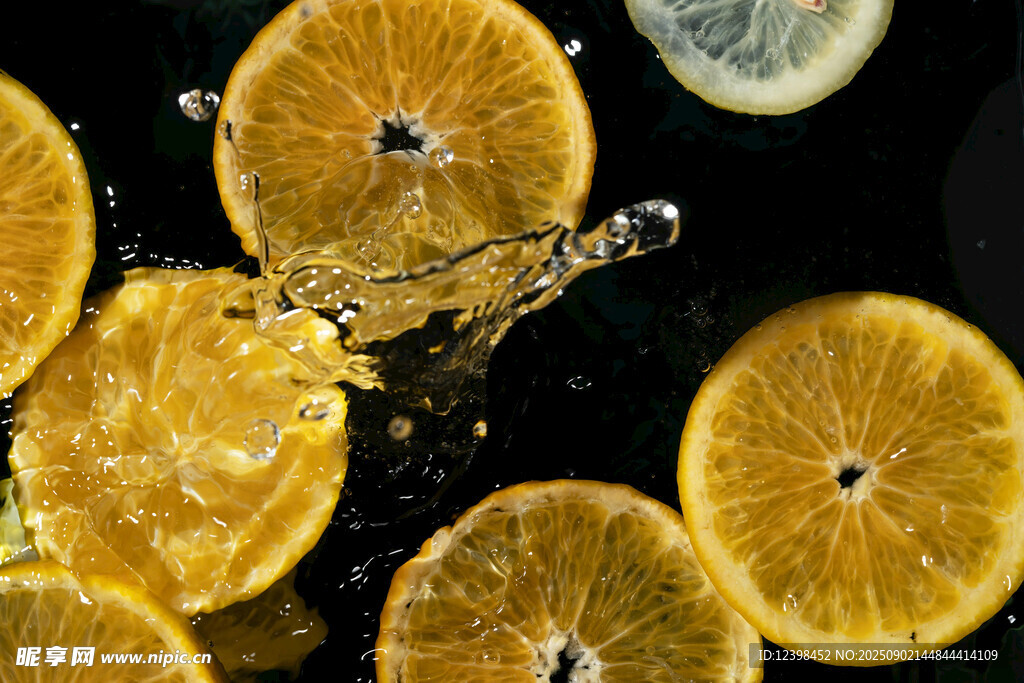 橙子切片濺起水珠瞬間