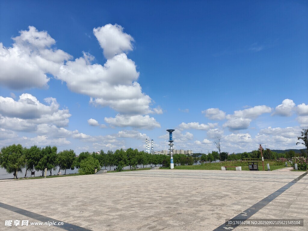 開闊廣場藍天白云美景