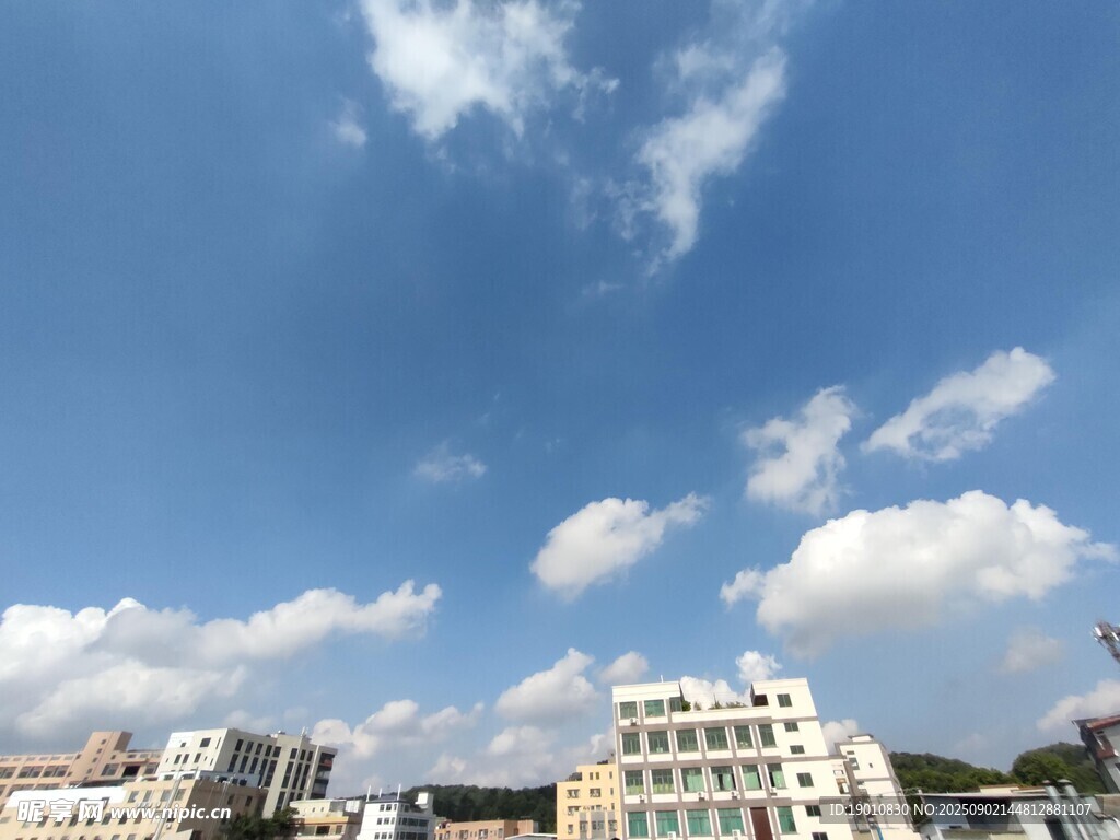 藍(lán)天白云下的城市建筑