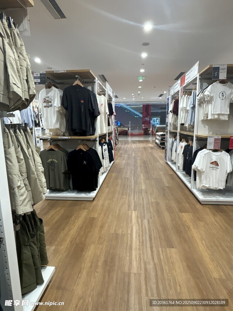寬敞整潔的服裝店內(nèi)景