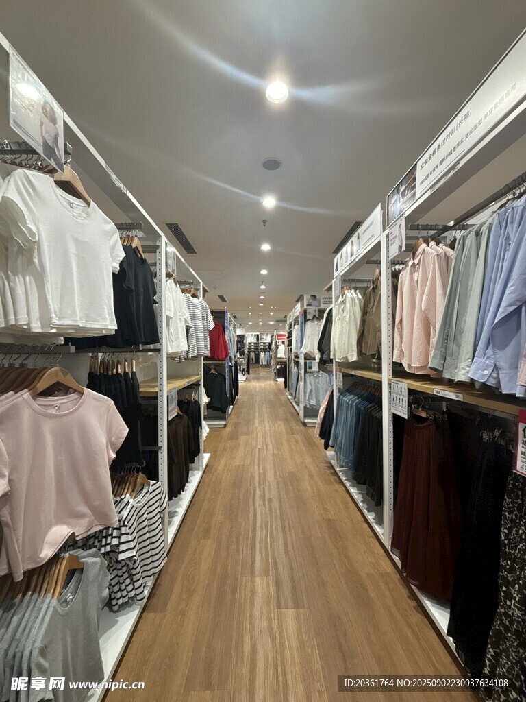 寬敞整潔的服裝店內(nèi)景