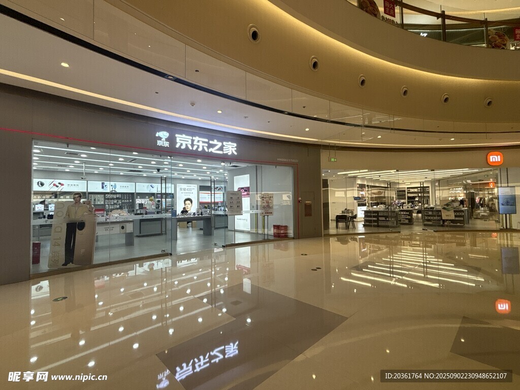 商場(chǎng)內(nèi)的明亮店鋪空間