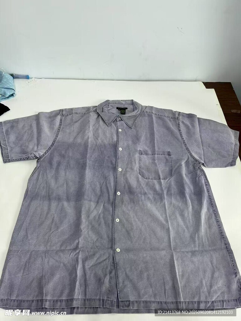 灰色短袖襯衫平鋪展示