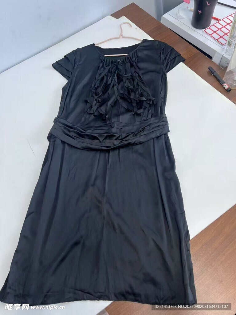 黑色花朵裝飾女士連衣裙
