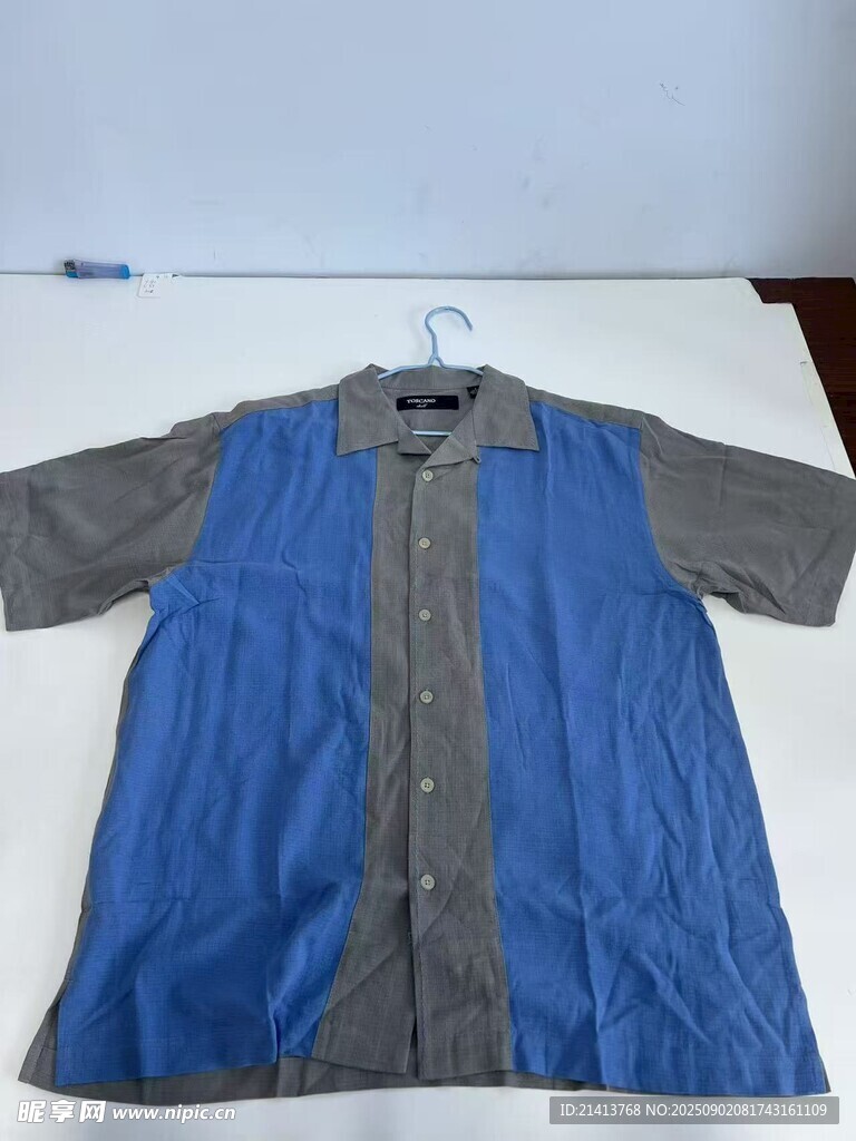 藍灰拼接短袖上衣展示