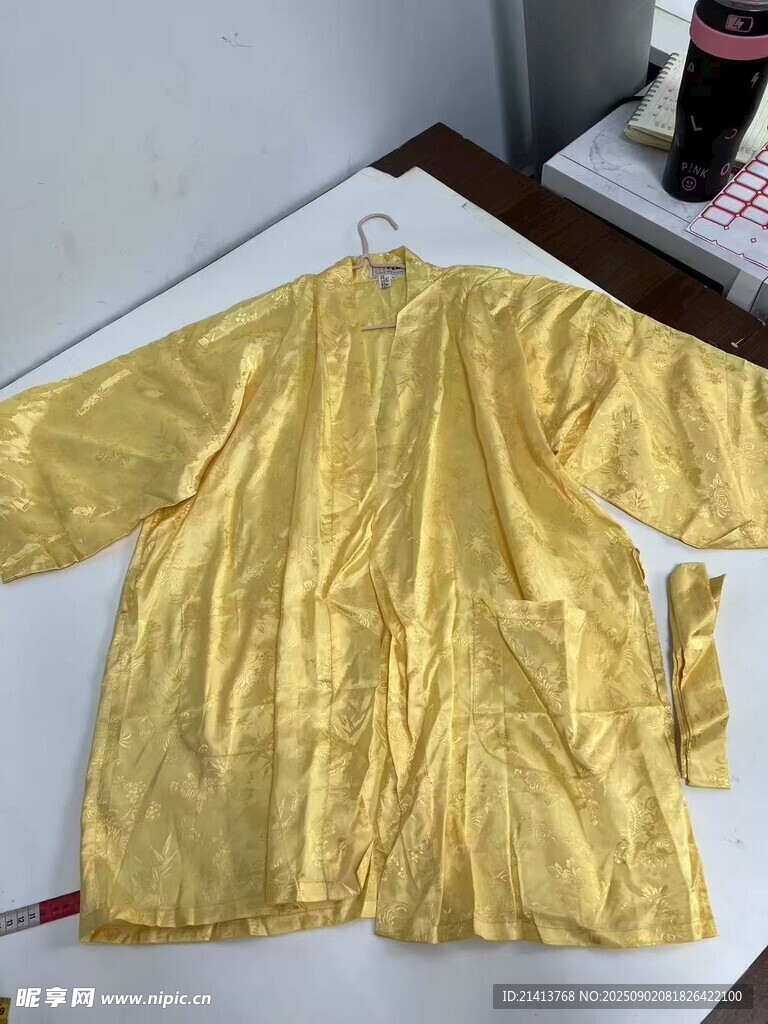 金色傳統(tǒng)服飾上衣展示