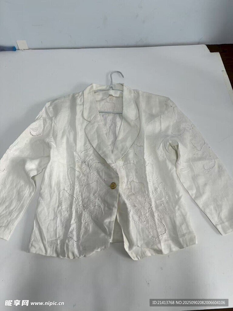 白色褶皺襯衫展示