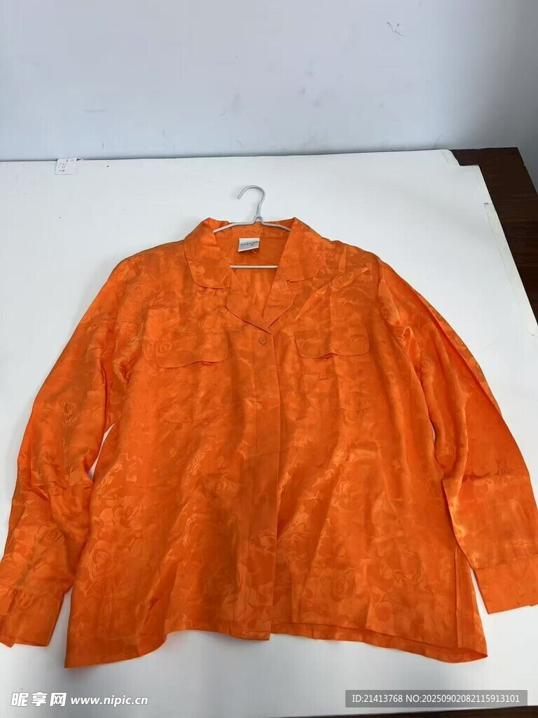 橙色長袖上衣展示