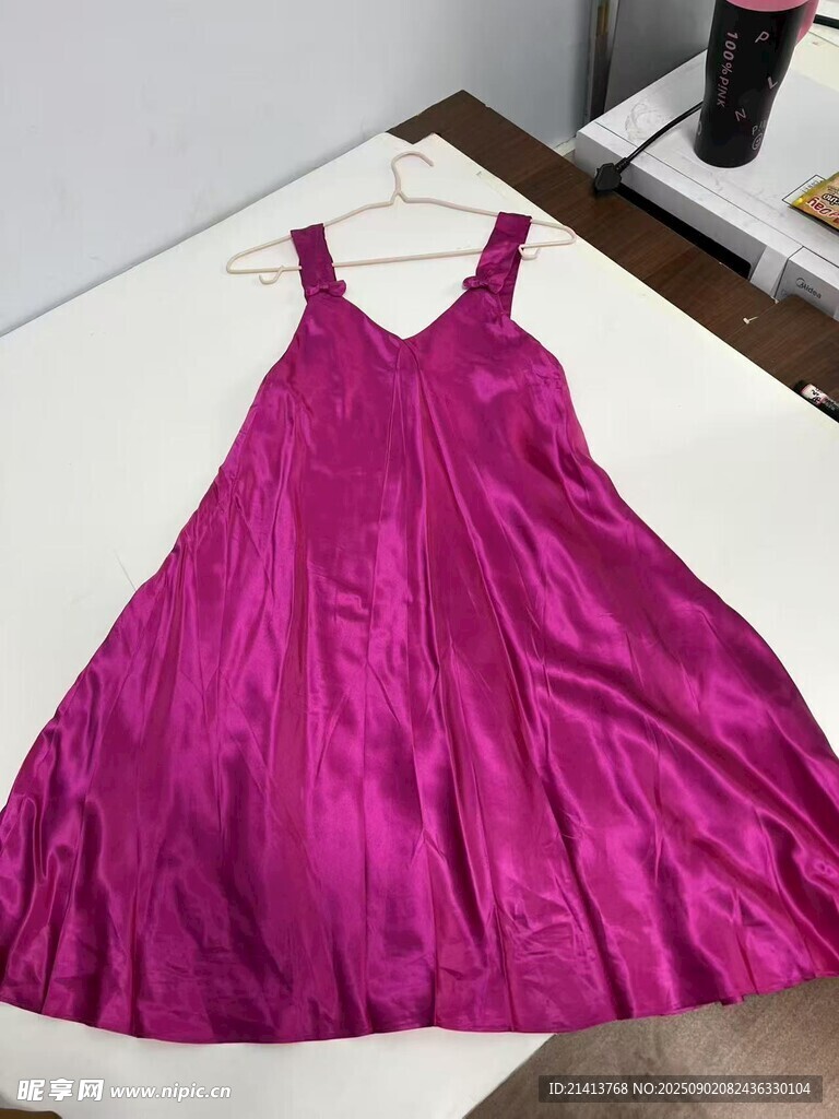 玫紅色吊帶連衣裙展示