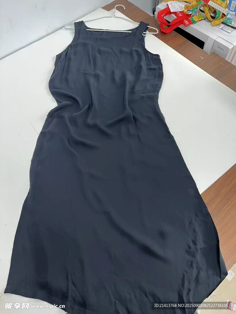 深藍(lán)色無(wú)袖連衣裙展示