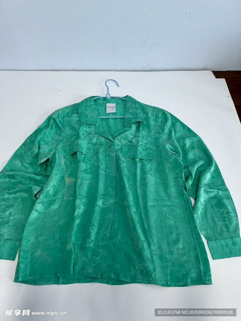 綠色長(zhǎng)袖上衣展示
