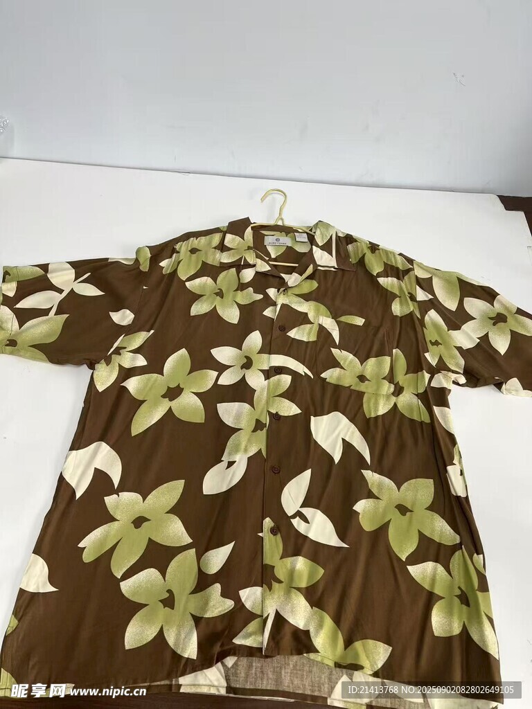 棕色綠葉印花短袖T恤
