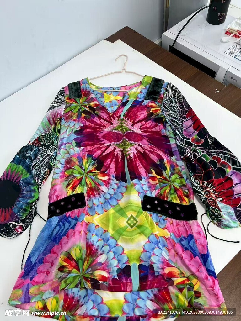 多彩印花長袖連衣裙展示