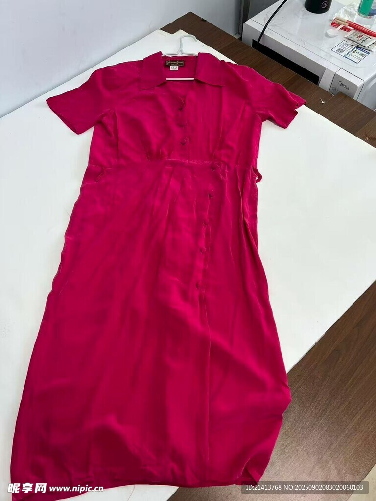 玫紅色修身連衣裙展示