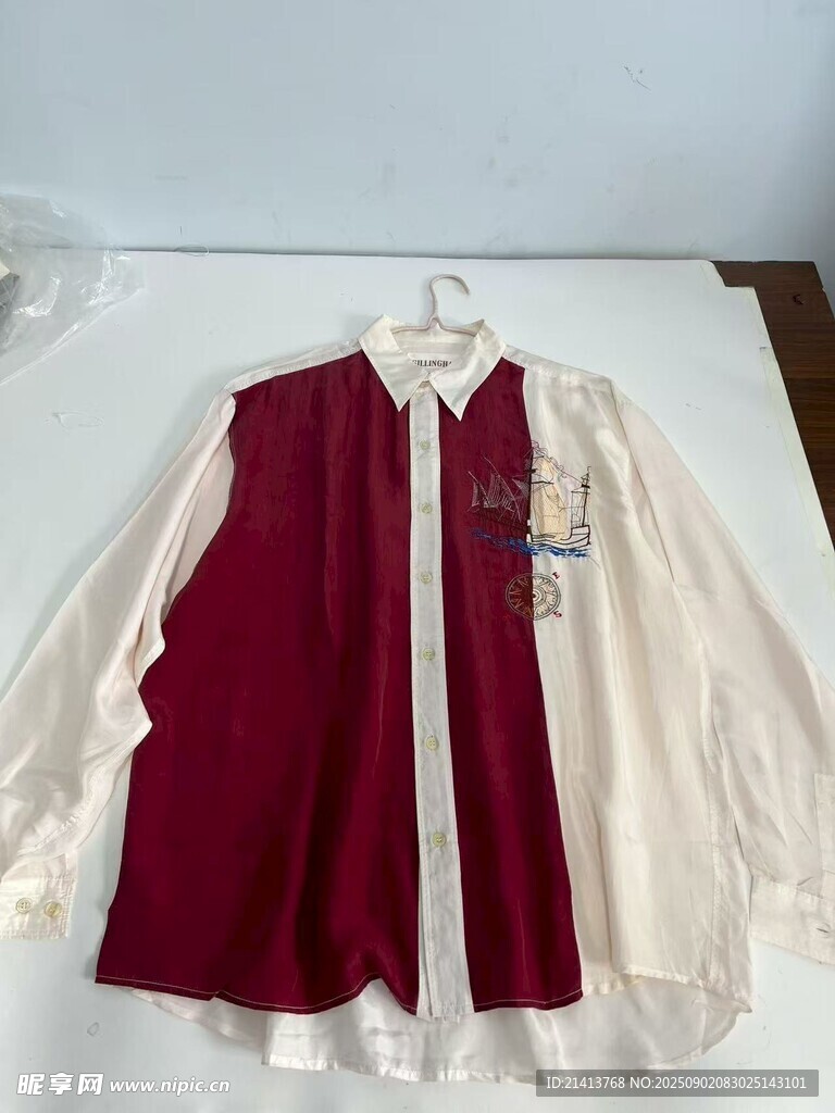 酒紅色馬甲配白色襯衫