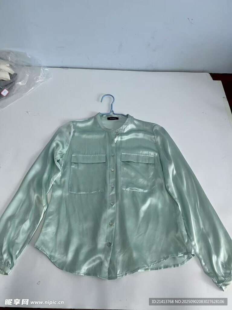 淺綠色光澤感上衣展示