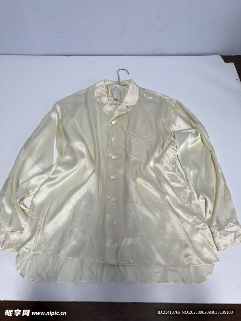 金色光澤長(zhǎng)袖上衣展示