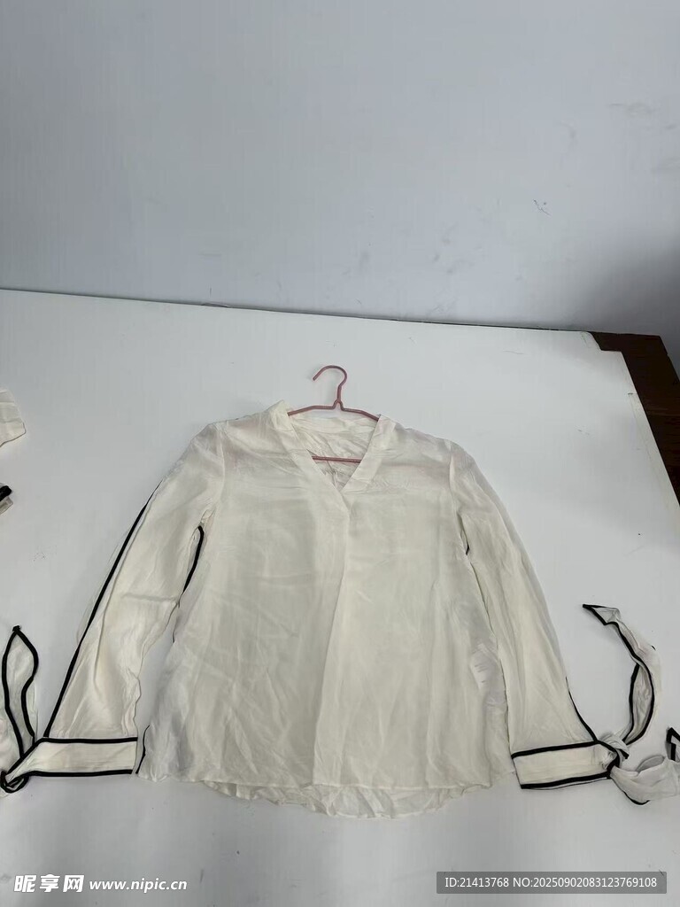 白色蕾絲上衣掛放展示