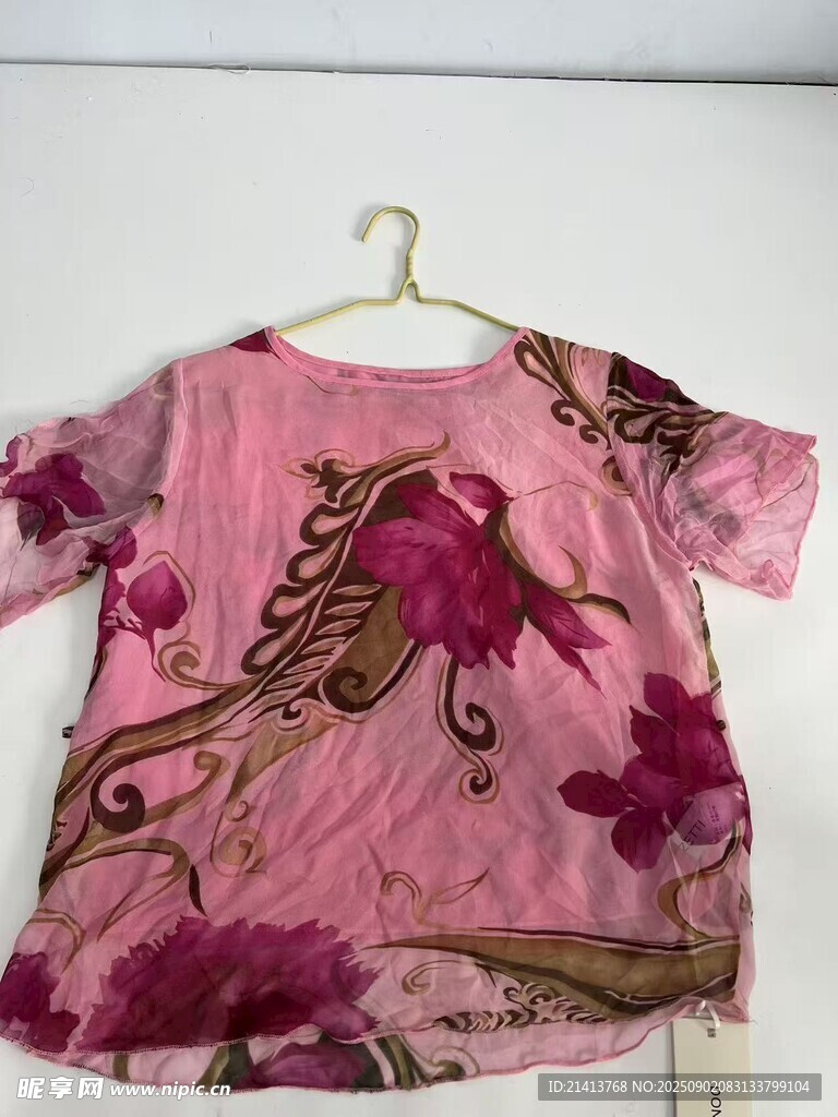 粉色印花短袖上衣展示