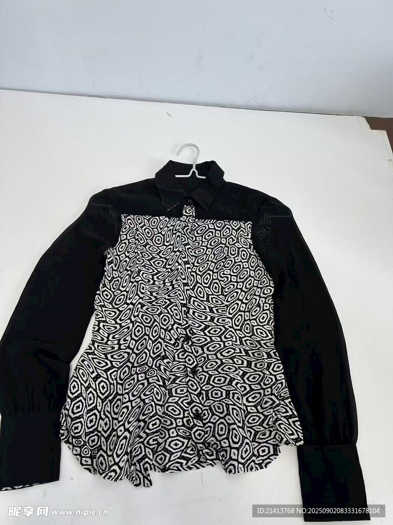 黑白拼接花紋上衣展示